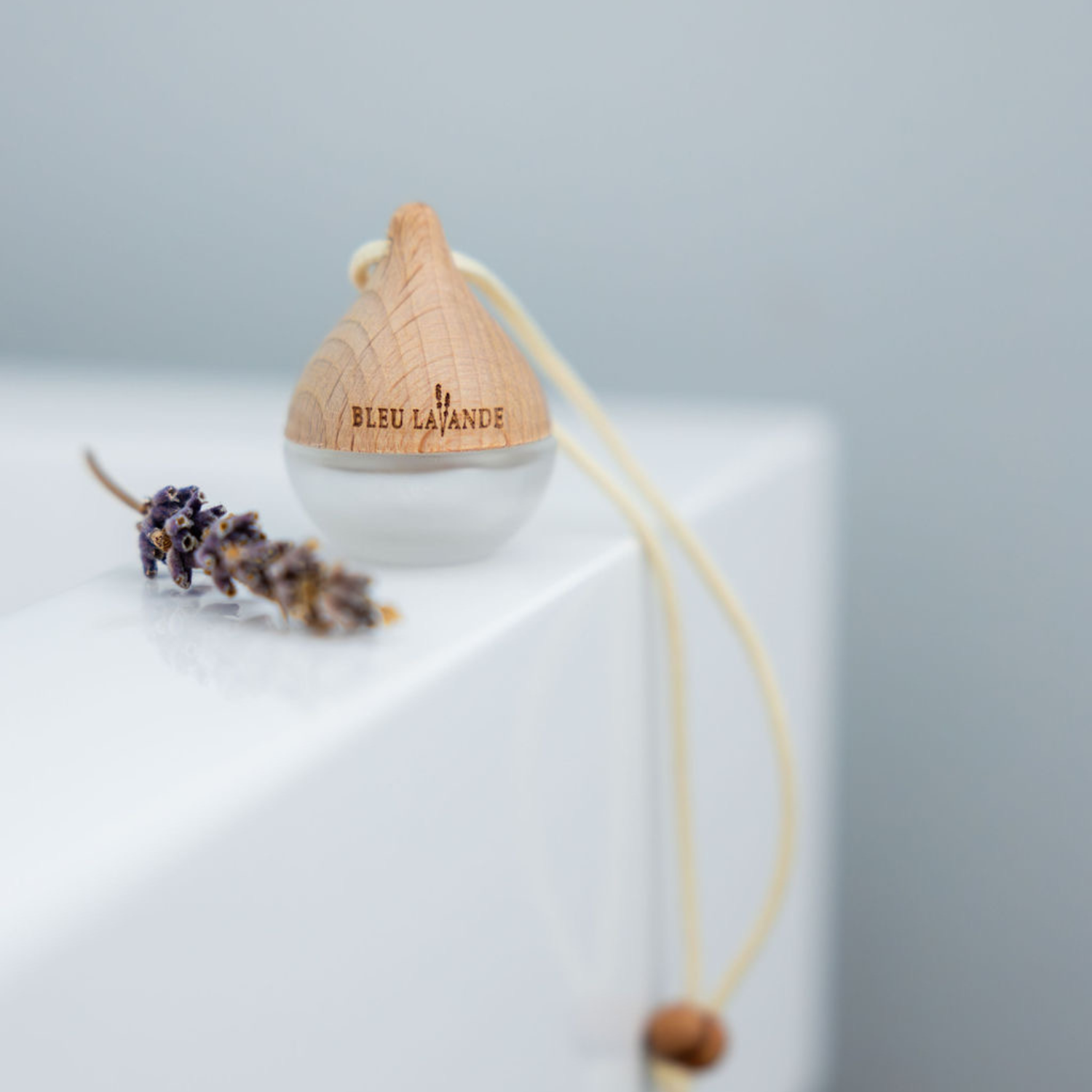 Diffuseur d'huiles essentielles compact pour petits espaces comme la salle de bain