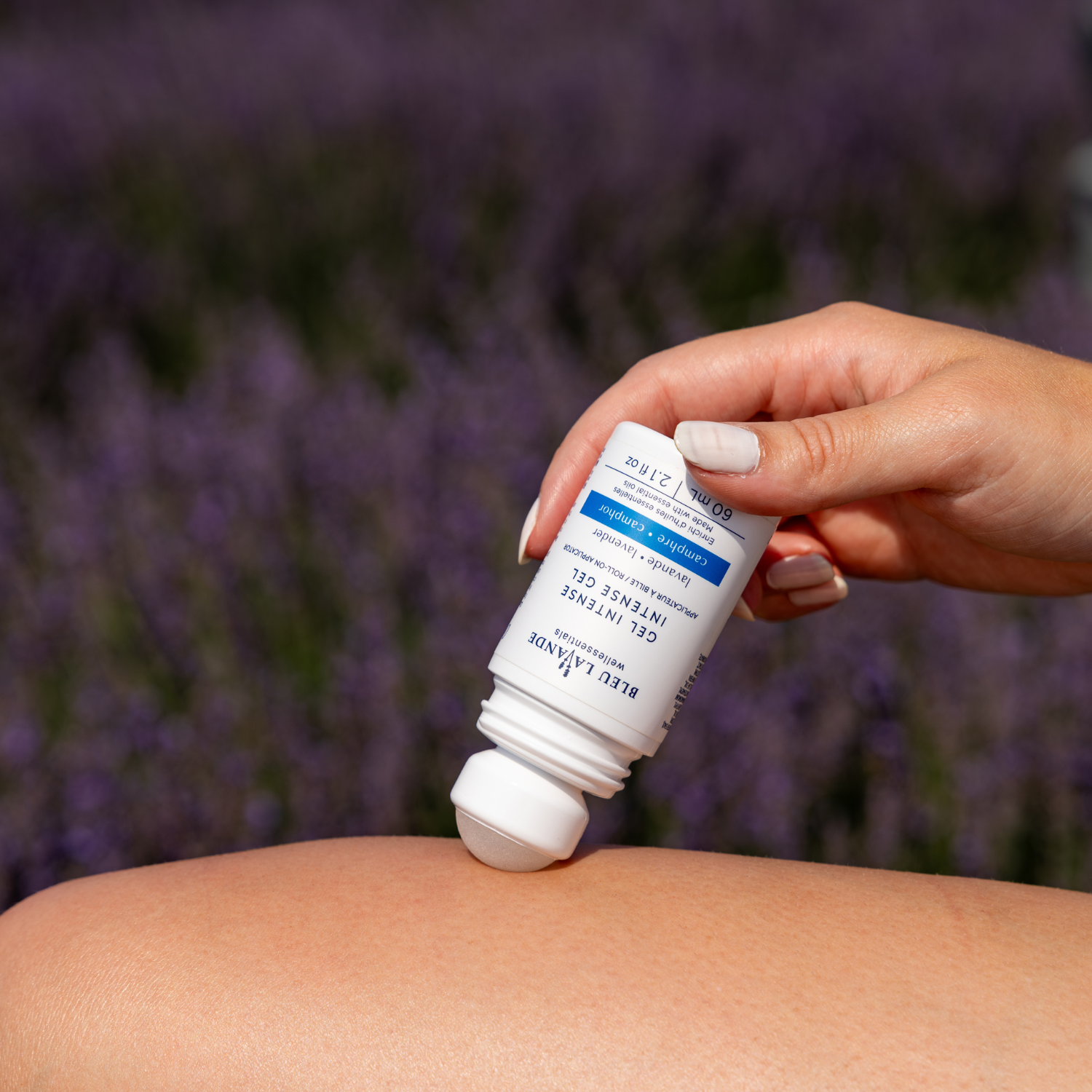 Gel intense lavande-camphre en application sur les muscles de la cuisse