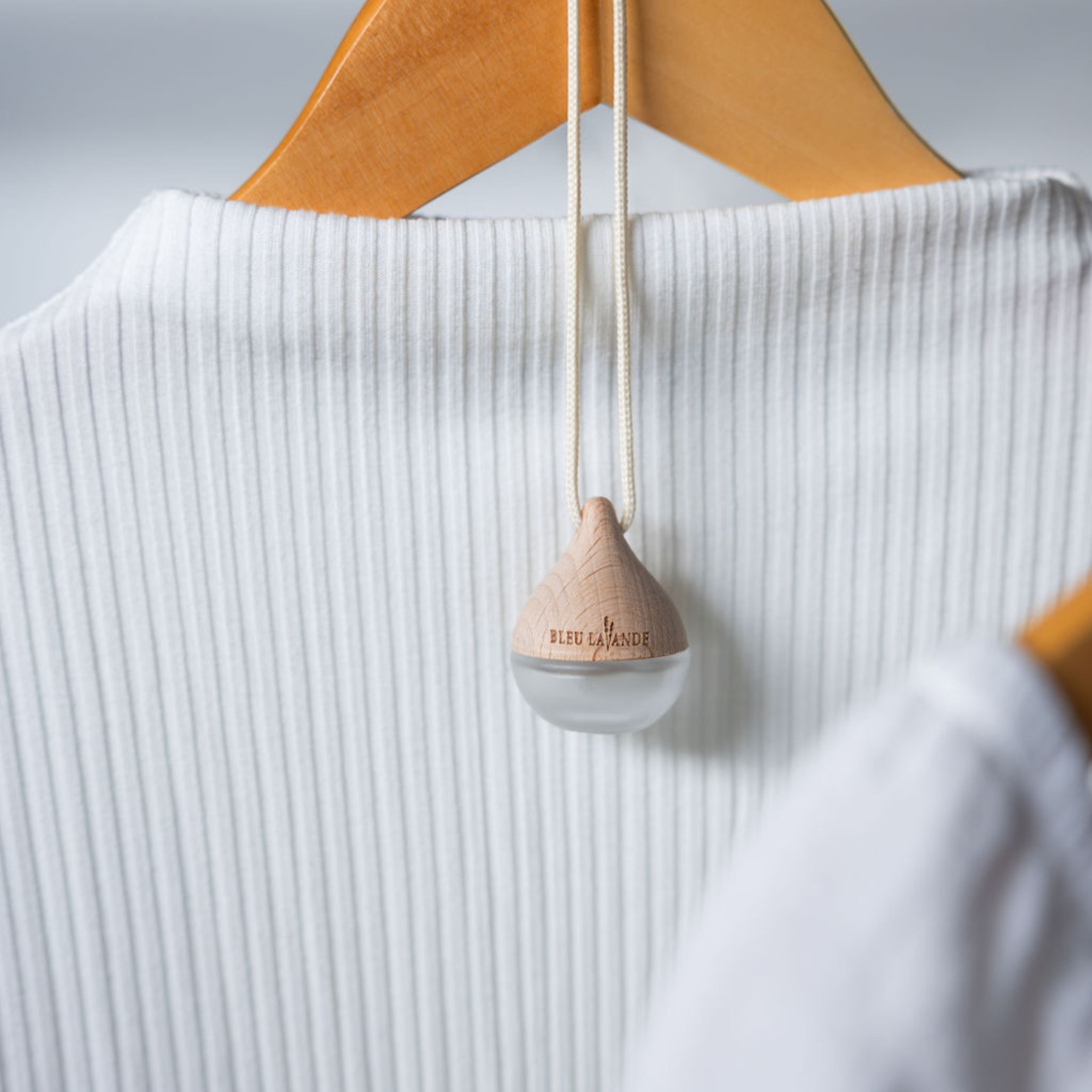 Diffuseur d'huiles essentielles à accrocher dans le garde-robe