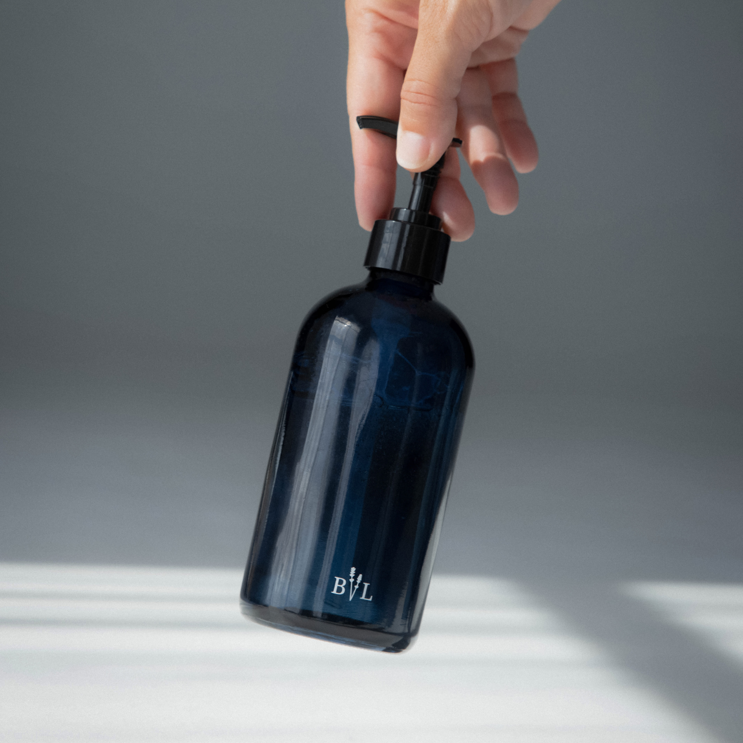 Savon à mains en bouteille de verre réutilisable de Bleu Lavande