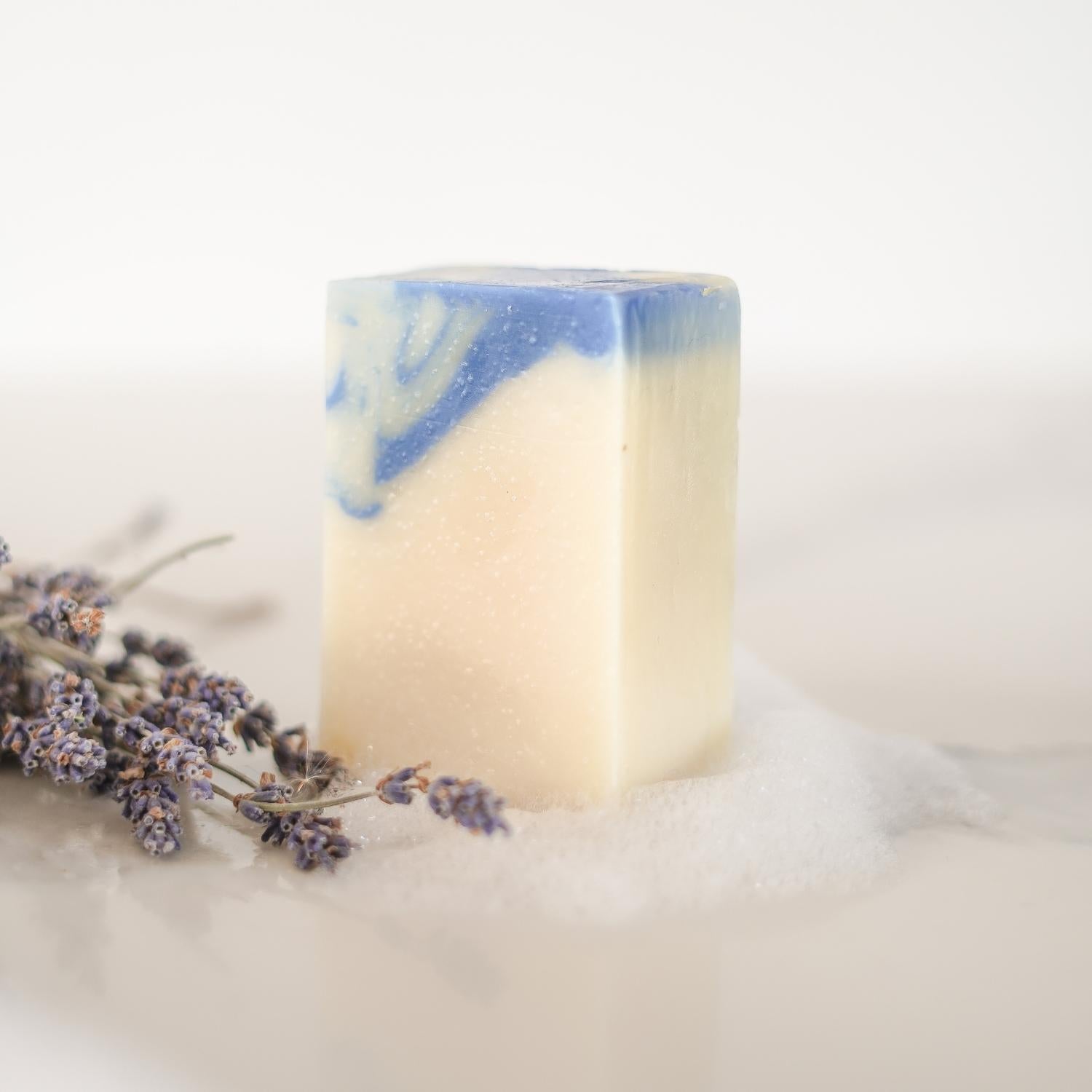 Savon artisanal lavande fait avec des ingrédients d'origine naturelle