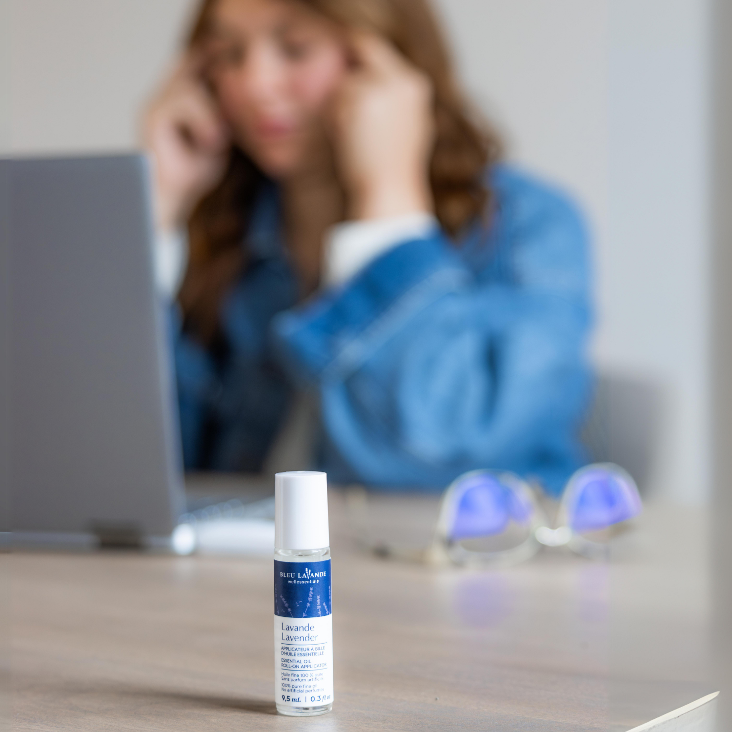 Applicateur à bille d'huile essentielle de lavande fine pour aider à soulager les maux de tête au bureau