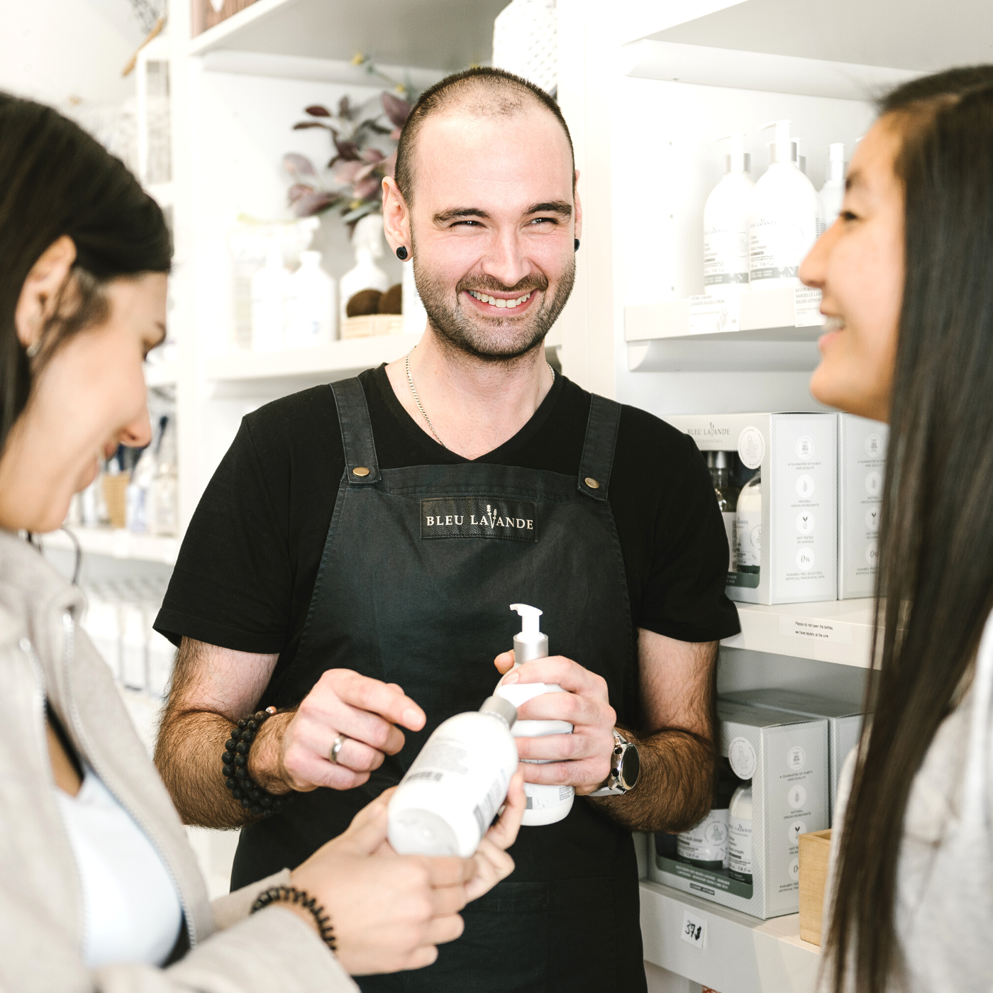 Conseiller et clients à la boutique Bleu Lavande au Québec