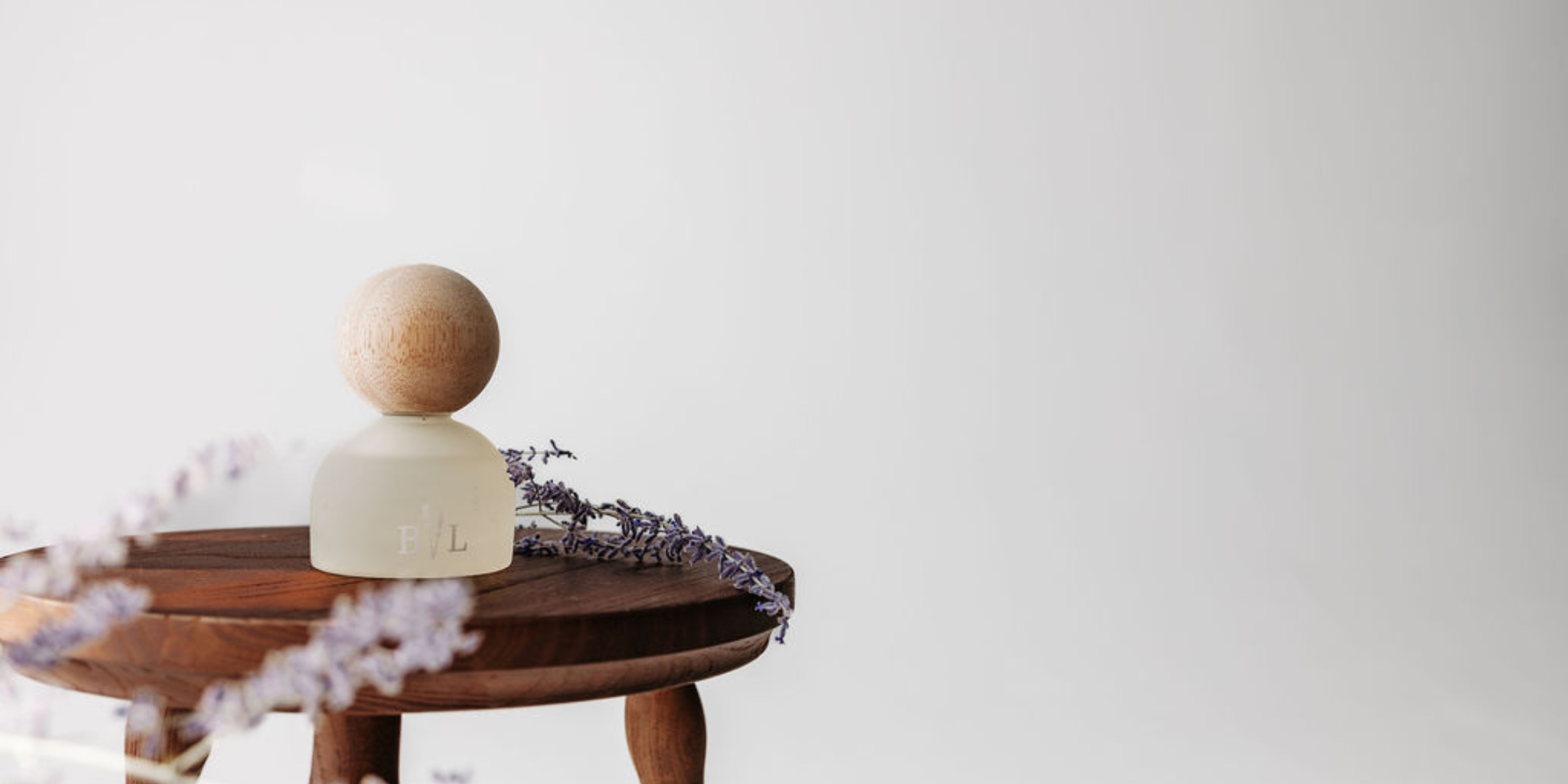 Diffuseur à bouchon de bois à la lavande et à la vanille sur un banc en bois