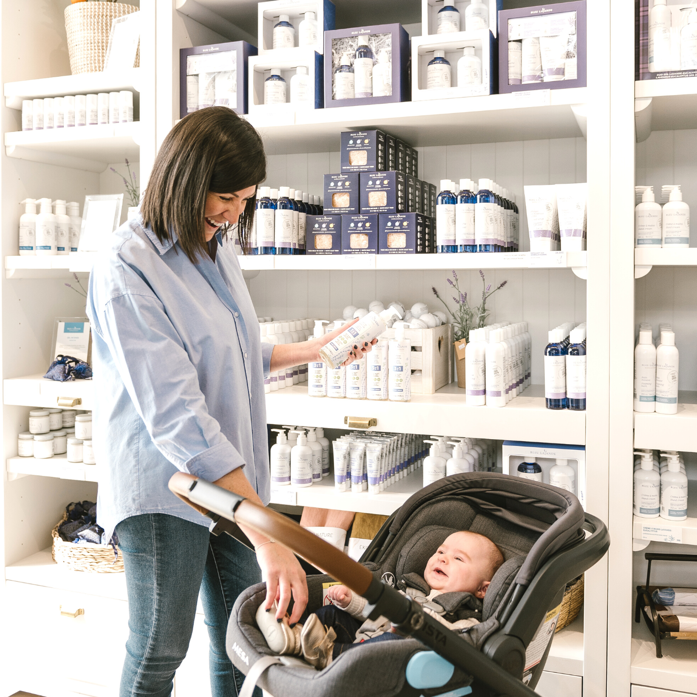 Mère et enfant à la boutique québécoise Bleu Lavande