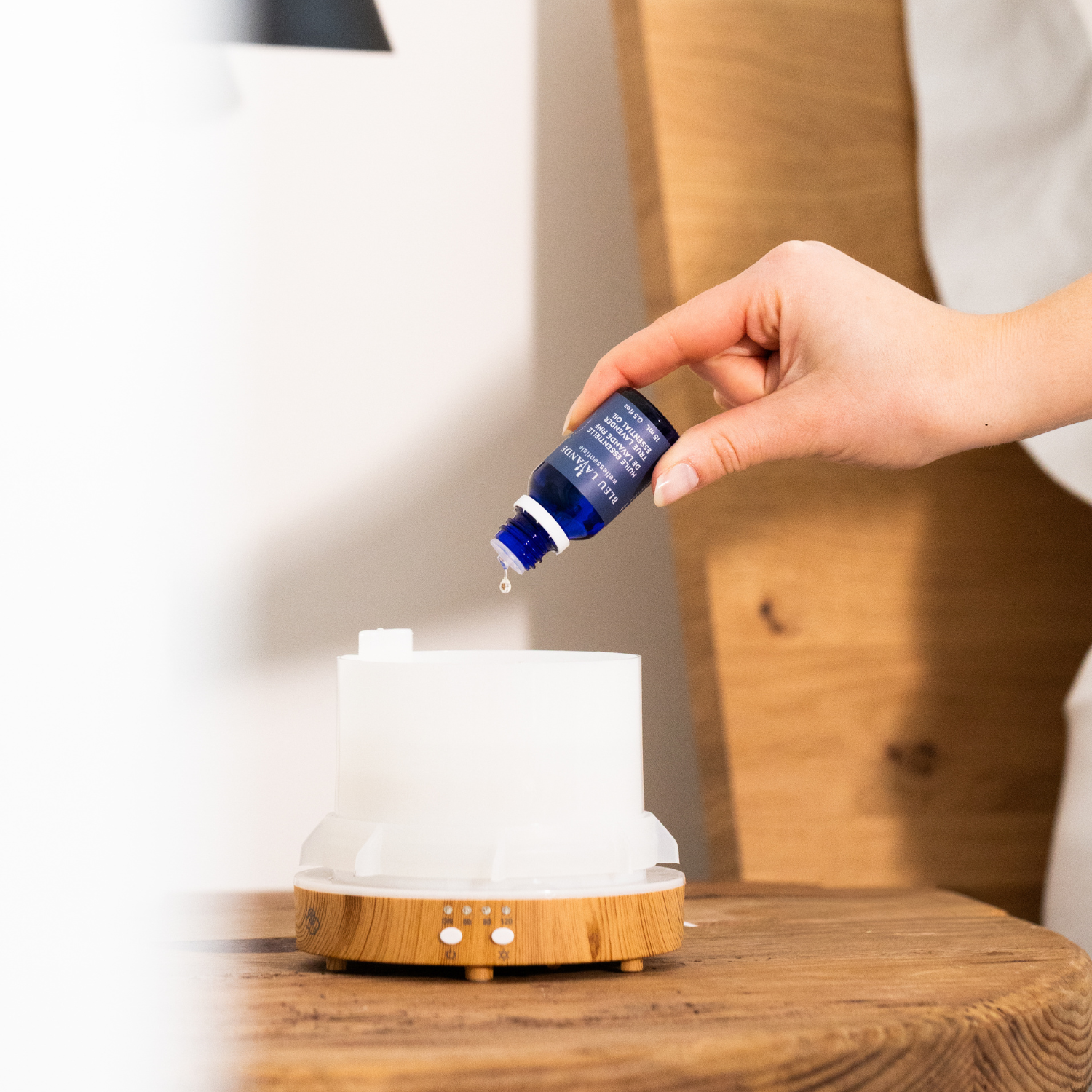 Goutte d'huile essentielle de lavande fine dans le diffuseur Supernova dans la chambre