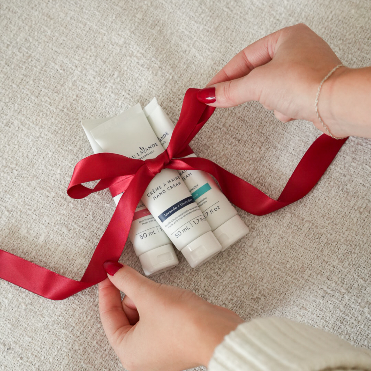 Trio de crèmes à mains lavande, lavande-eucalyptus et lavande-magnolia avec boucle rouge de Noël