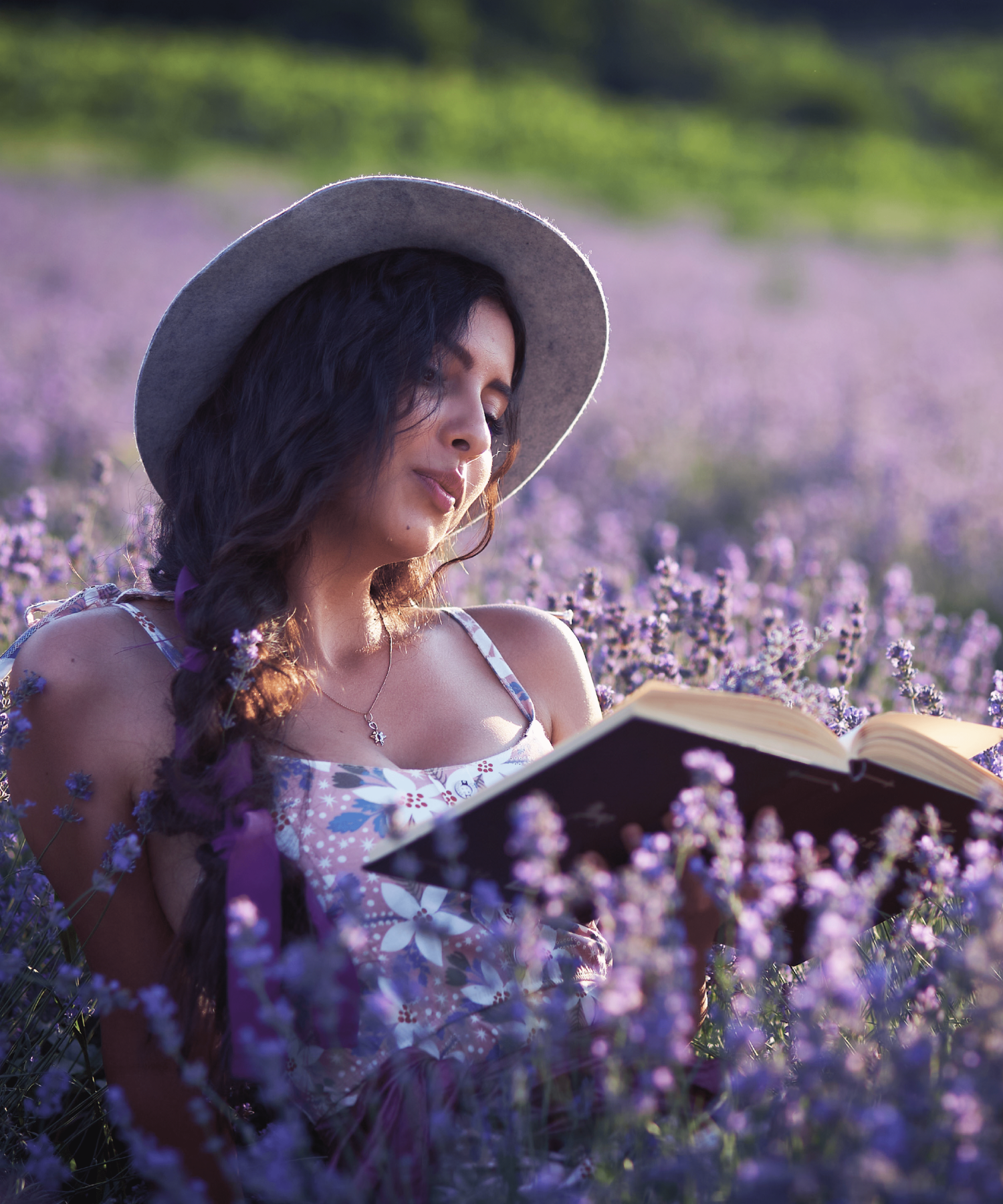 Femme en train de lire un livre dans un champ de lavande | Woman reading in a lavender field
