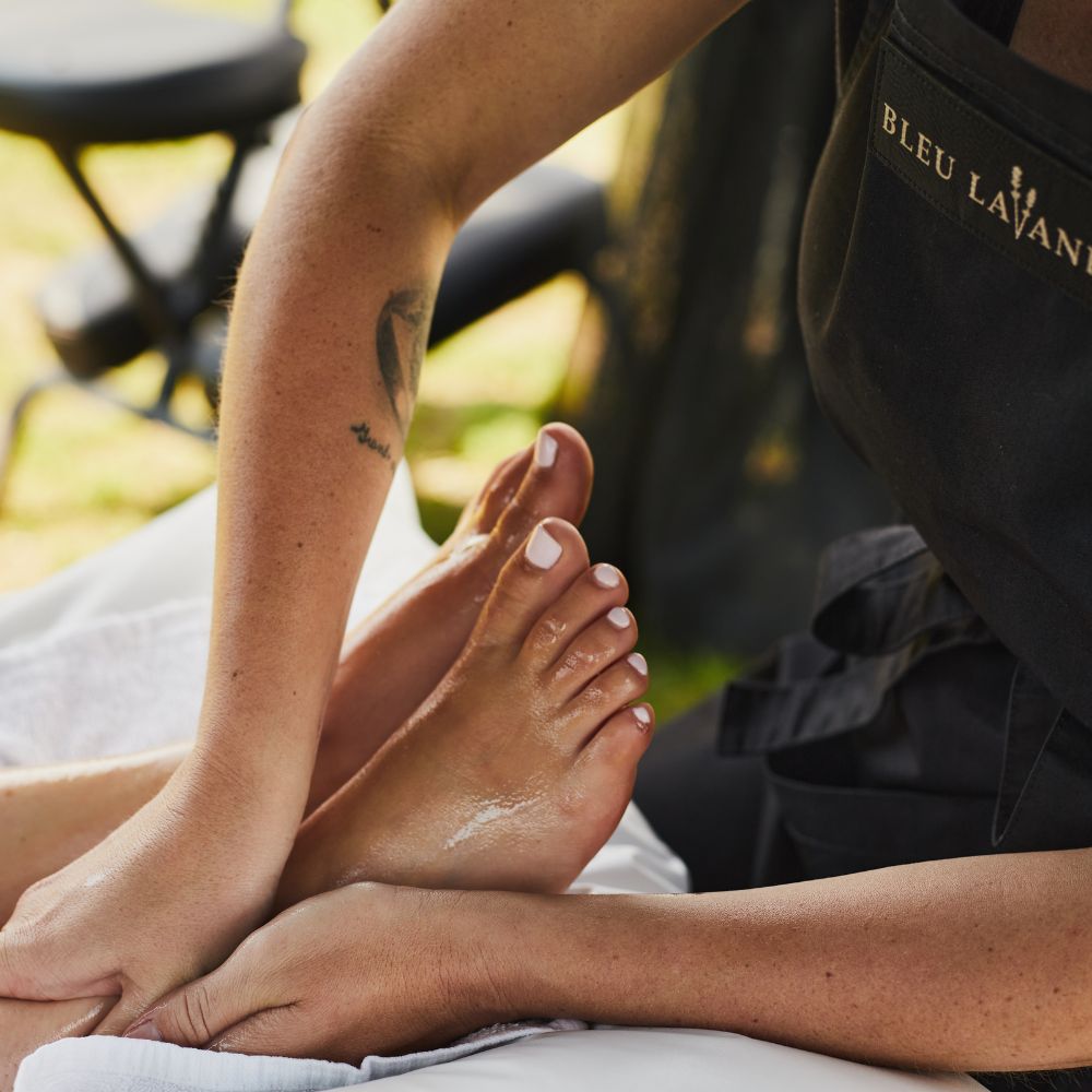 Massage de pieds chez Bleu Lavande dans les champs de lavande