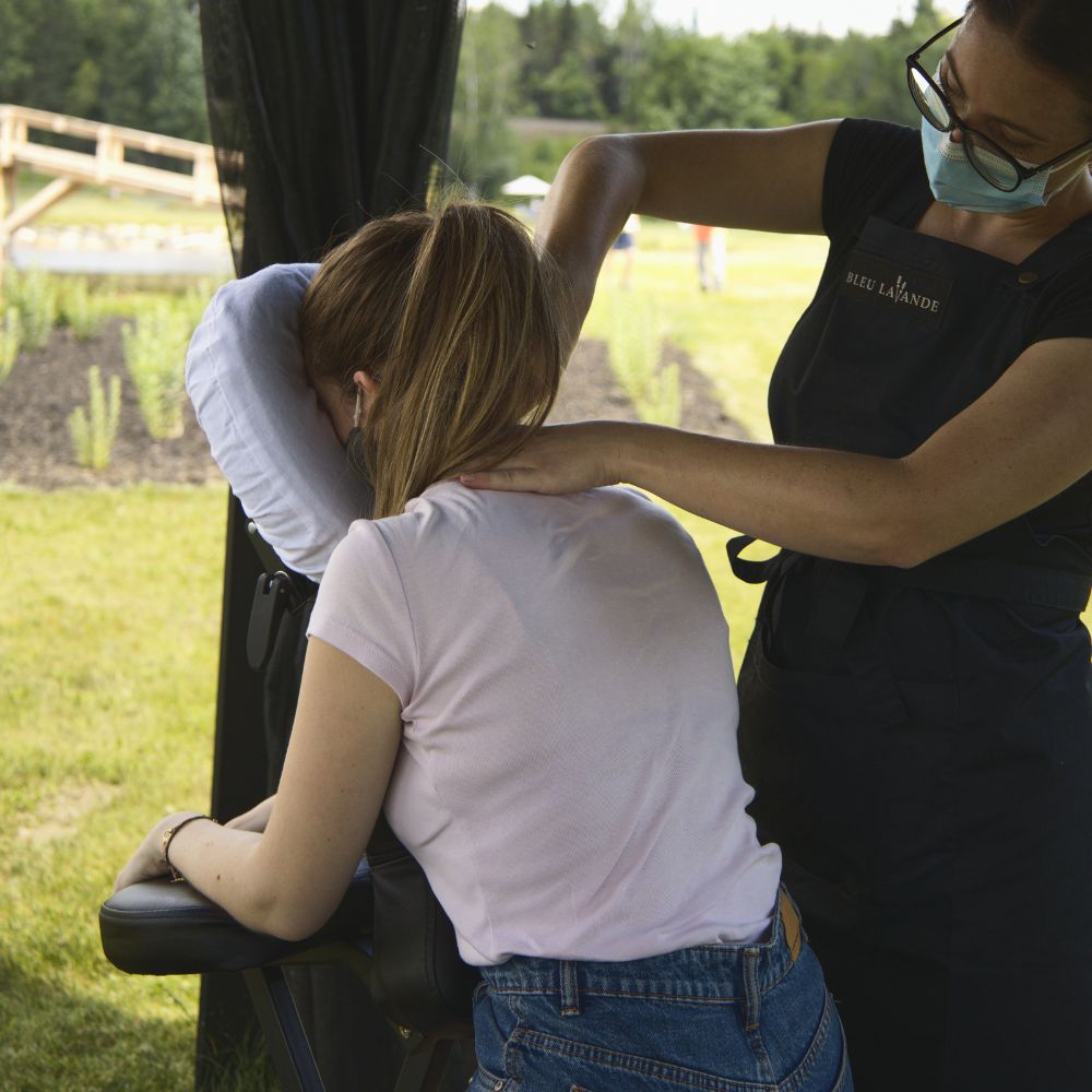 Massage sur chaise chez Bleu Lavande dans les champs de lavande