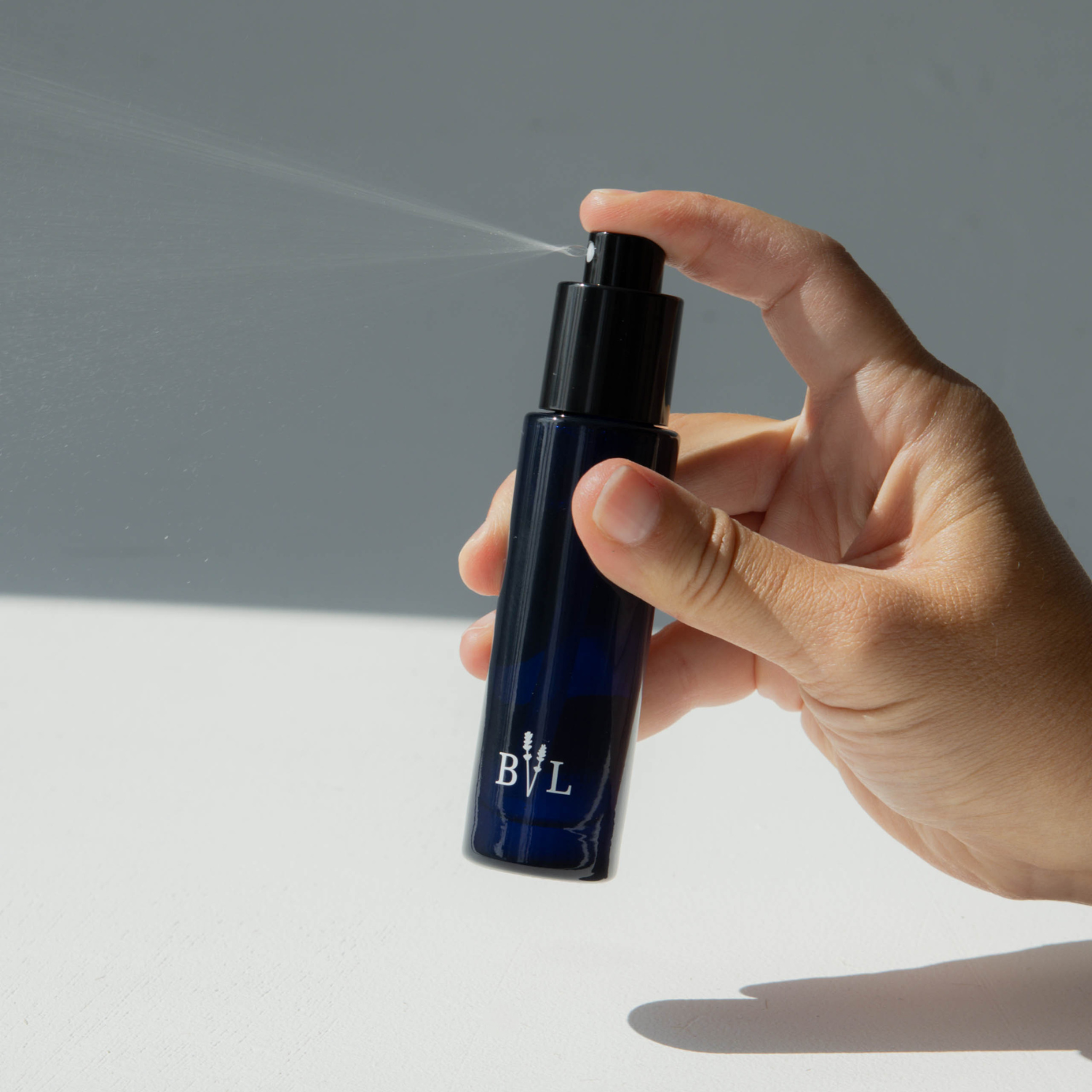 Parfum d'ambiance lavande-boisé-figue en verre bleu marin réutilisable