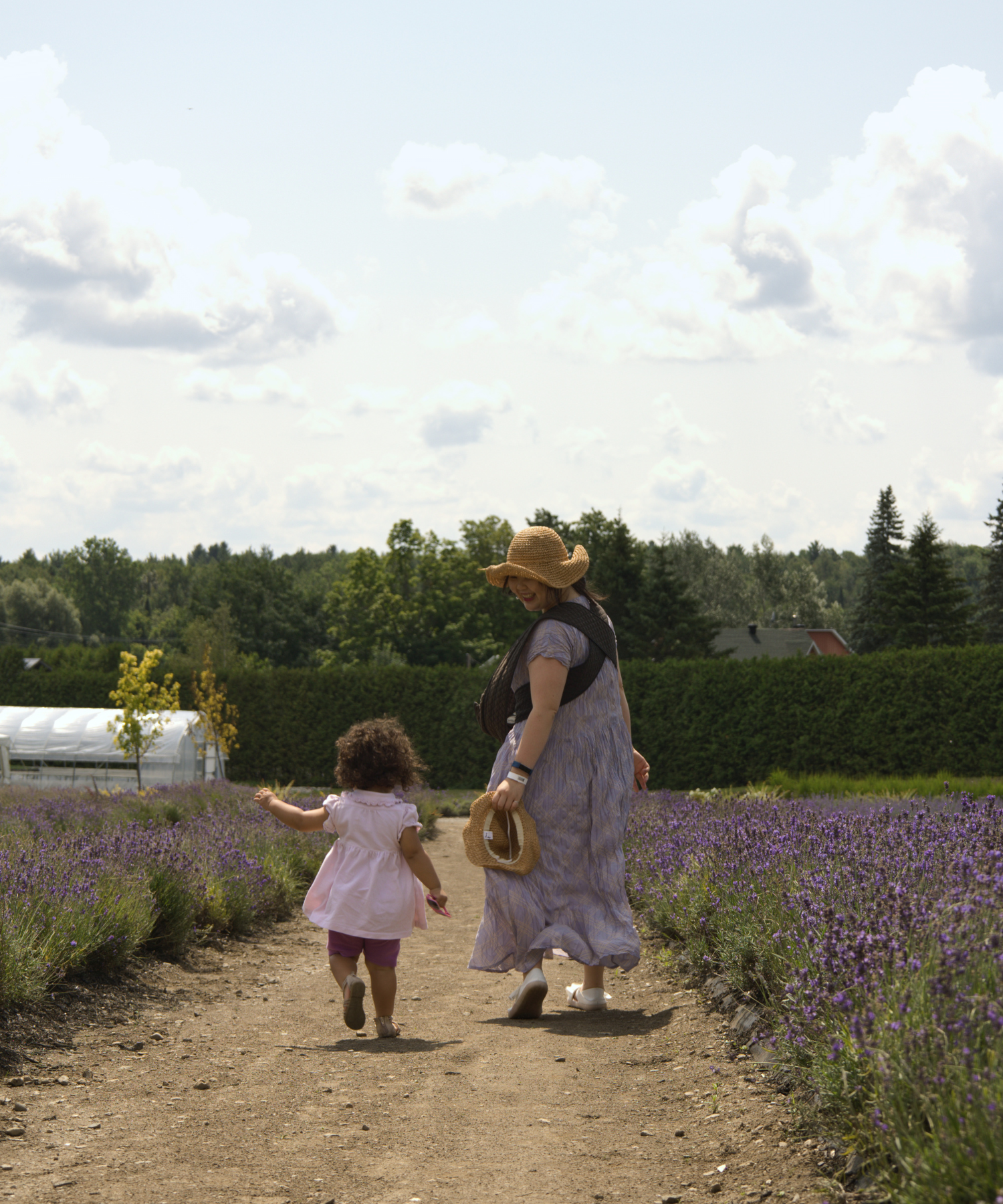 Mère et fille qui marchent dans les sentiers de Bleu Lavande | Walking in lavender fields in the Eastern Townships