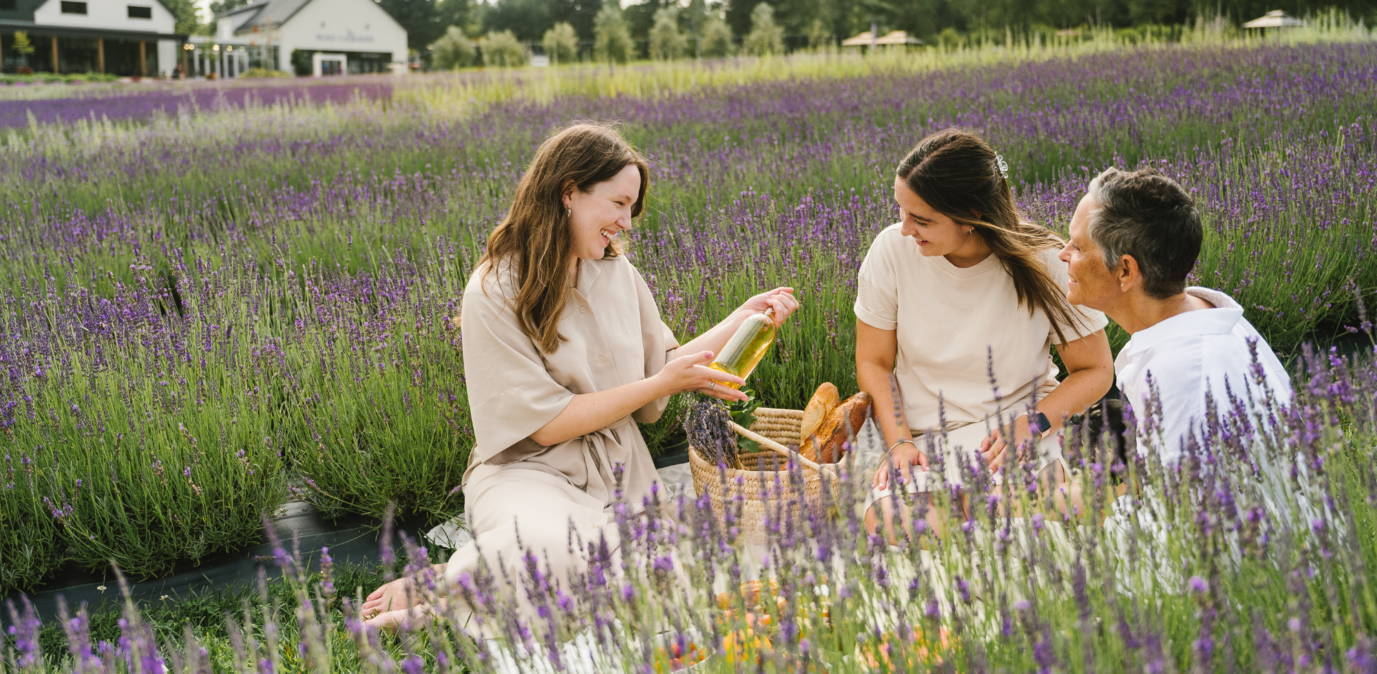 Famille et amies dans les champs de lavande