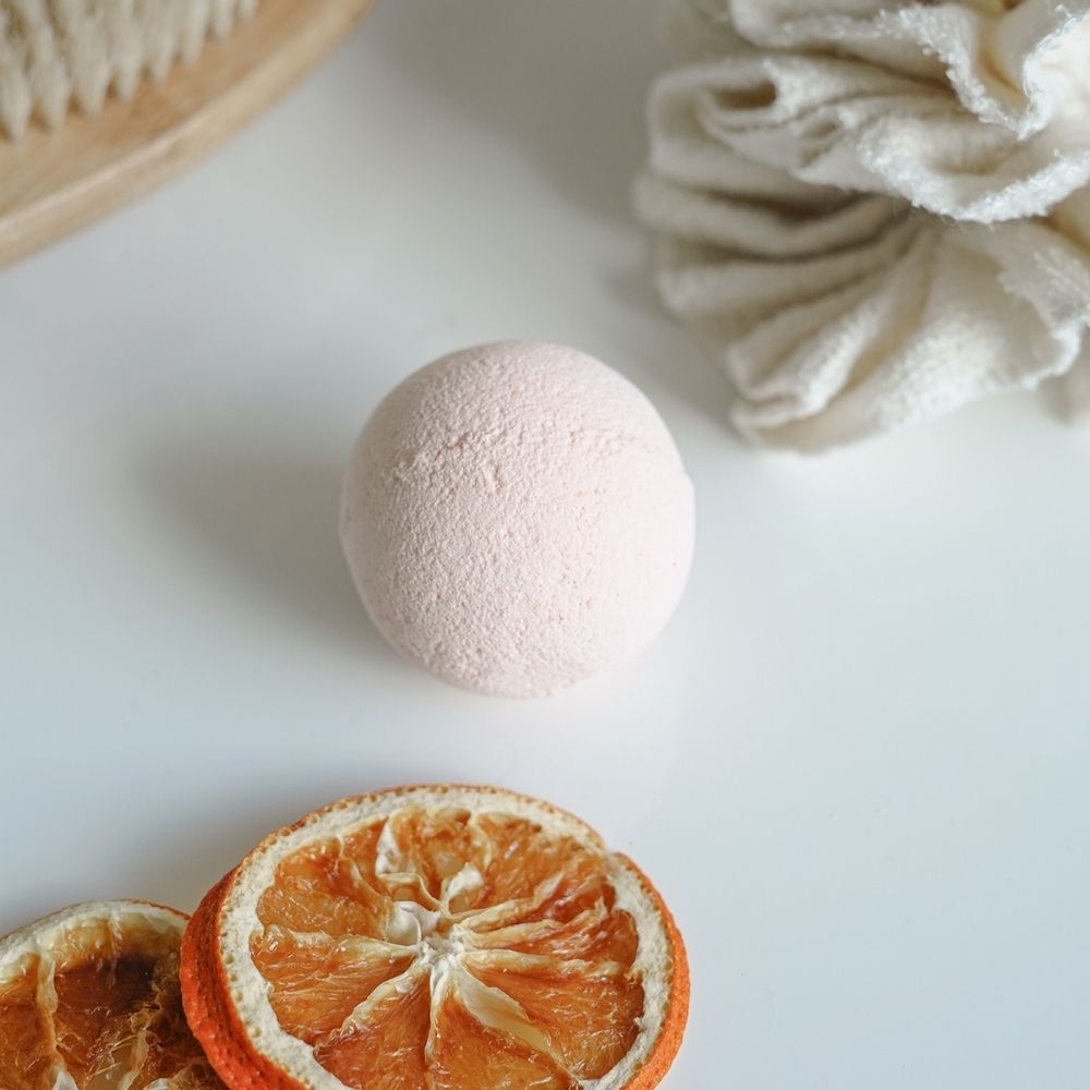 Bombe de bain effervescente lavande et orange faite avec 100% d'ingrédients d'origine naturelle