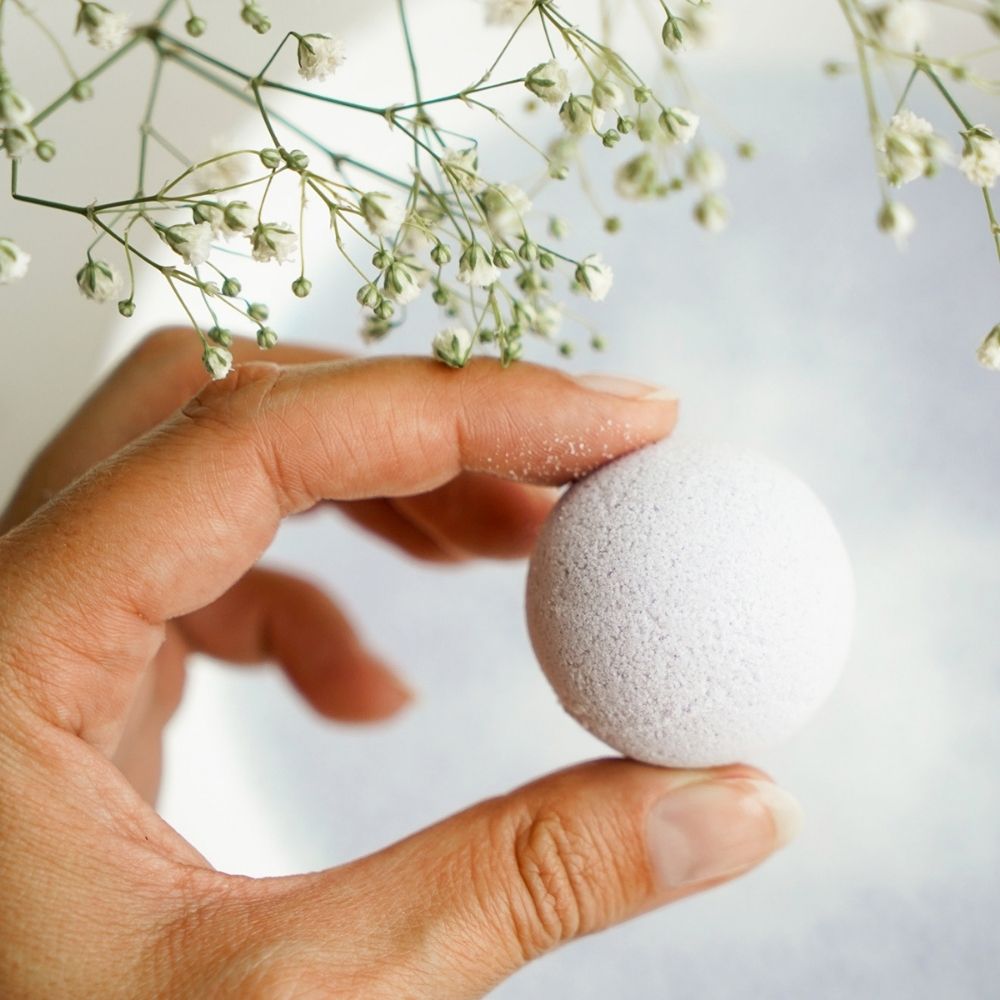 Bombe de bain lavande effervescente faite avec 100% d'ingrédients d'origine naturelle